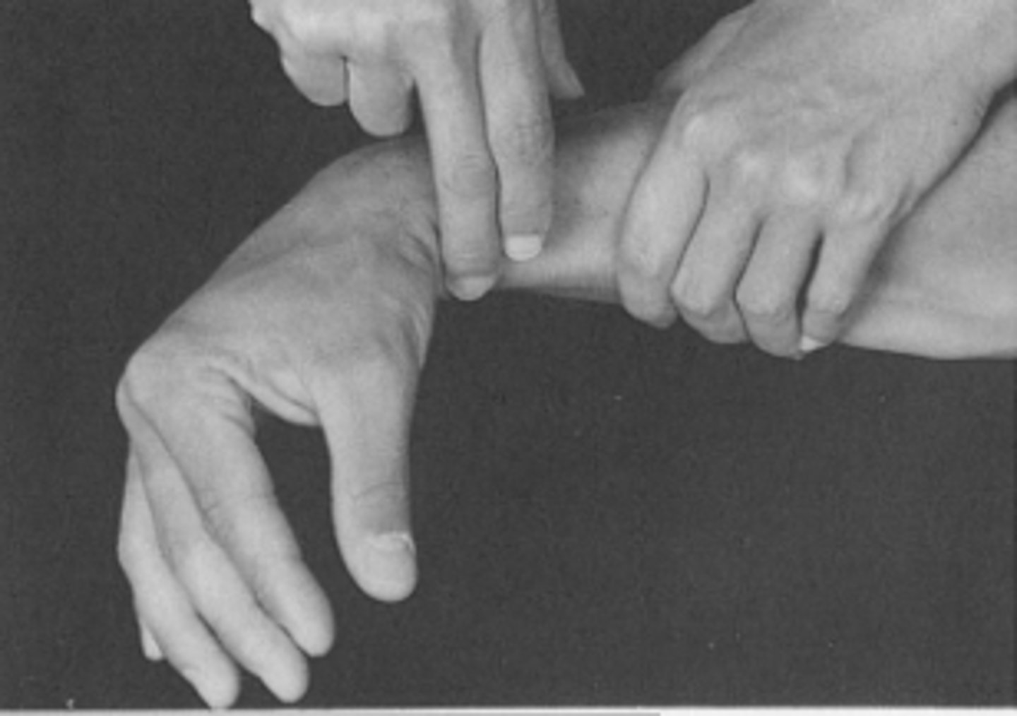 <p>alkar teljes hosszában alátámasztva, azt rögzítem</p><p>> csuklóval előre sepregessen (kisujjnál támaszkodik a kéz)</p><p>(tiszta volarflexiót kérek)</p>