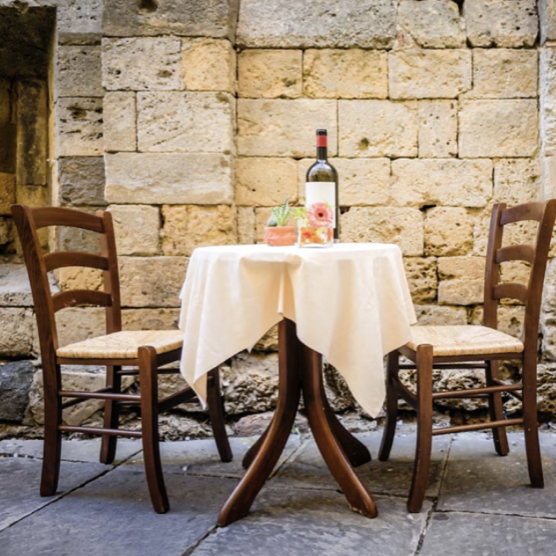 <p><em>Haluamme varata pöydän kahdelle.</em></p>