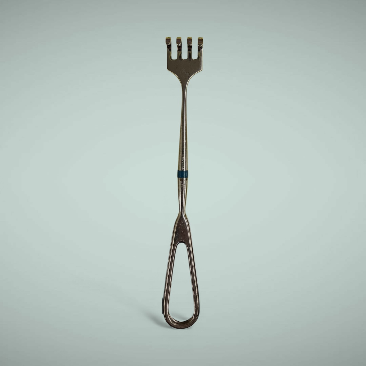 <p>How do you identify a rake retractor?</p>