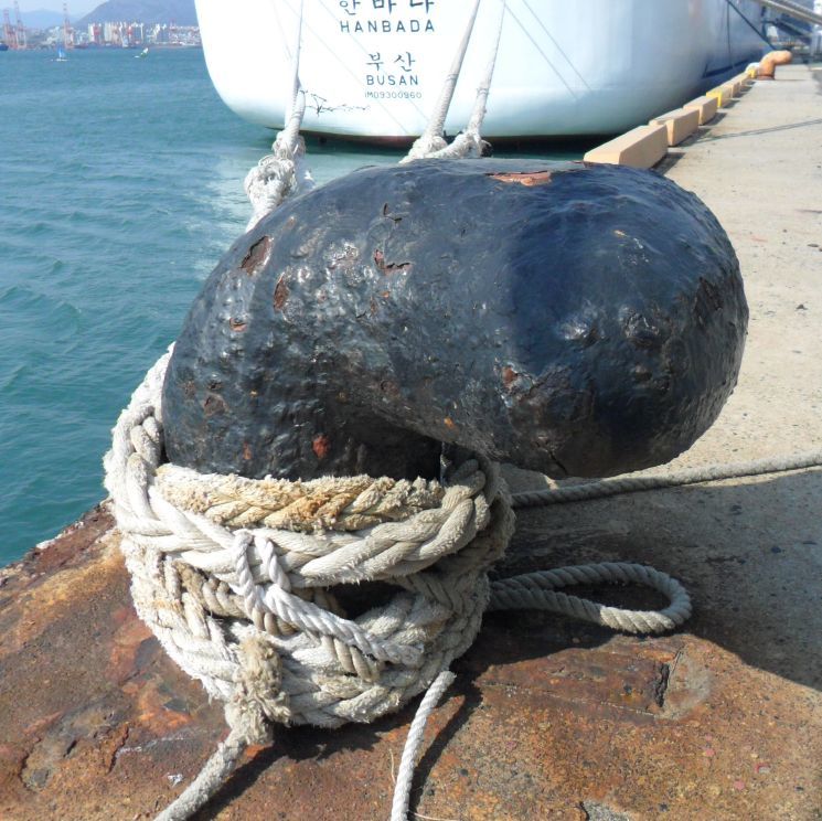 <p>EN:</p><p><span>A post of metal or wood on a wharf around which to fasten mooring lines</span></p><p><span>Any of a series of short posts set at intervals to delimit an area (such as a traffic island) or to exclude vehicles</span></p><p></p><p><span>IT:</span></p><p><span>Bitta</span></p><p><span>Paletto</span></p>