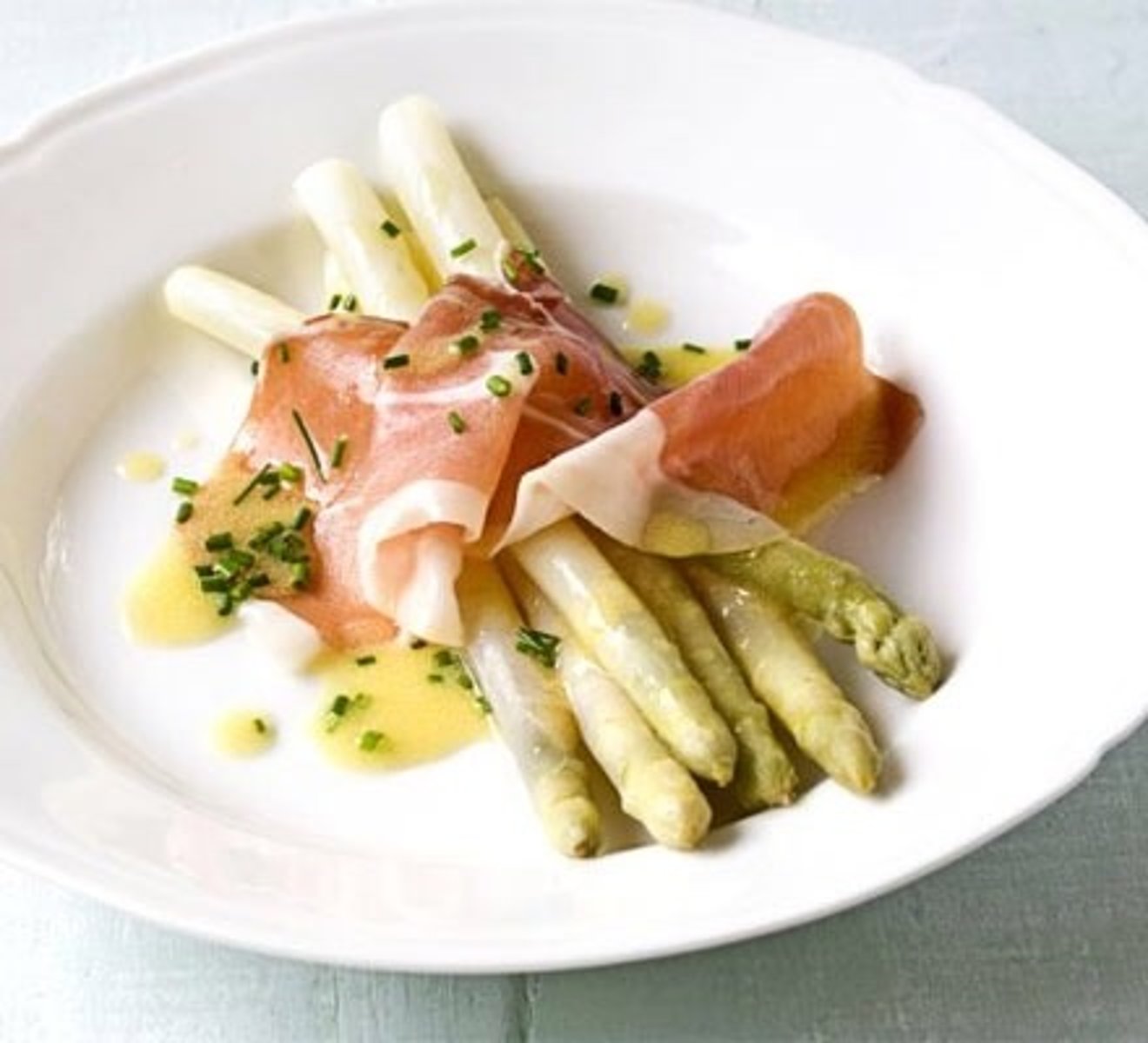 <p>zalm met asperge en mosterdsaus</p>