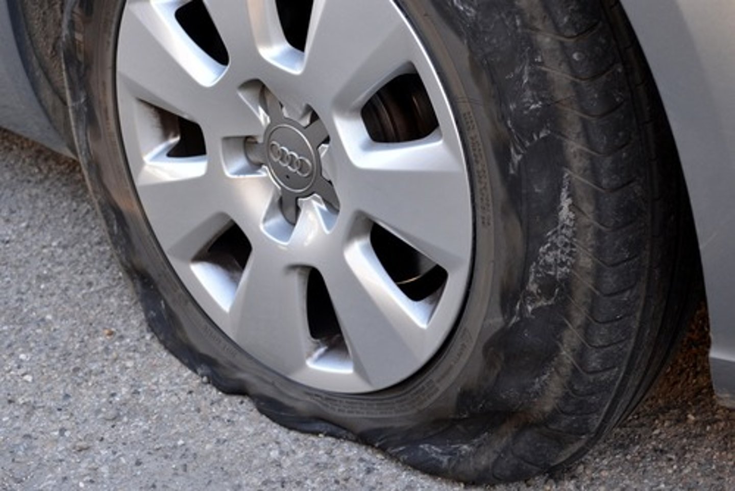<p>to have a flat tire</p>