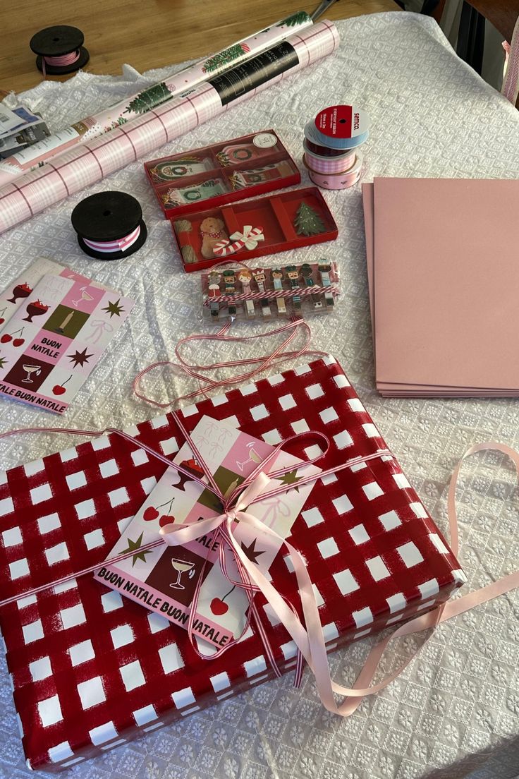 <p>We <strong>wrap presents</strong> in the evening.</p>