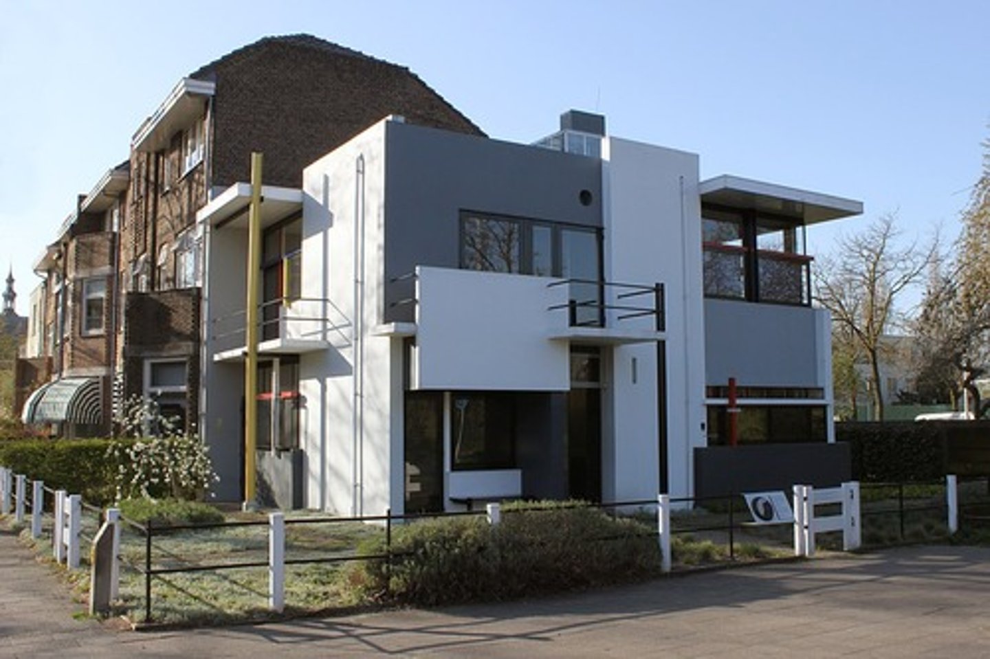 <p>1888-1964 : Lid van De Stijl. Met het Rietveld Schröderhuis (1923) realiseerde hij in samenwerking met Jacobus J.P. Oud een radicaal modernistisch ontwerp met primaire kleuren, een vrij plan en schuifwanden, waarbij de grens tussen binnen en buiten vervaagde.</p>