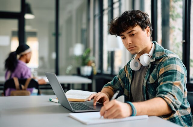 <p>1.) L’informatique (f)</p><p>2.) <span>J’étudie l’informatique à l’université.</span></p><p><span>3.) Information + automatique</span></p>