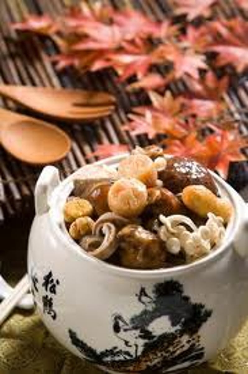 <p>fó tiào qiáng - Dried seafood casserole; It's so good that Buddha jumped over the wall</p>