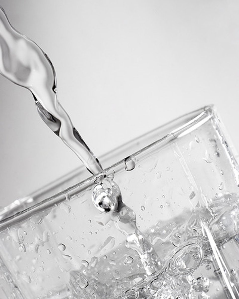 <p>(the) water</p>