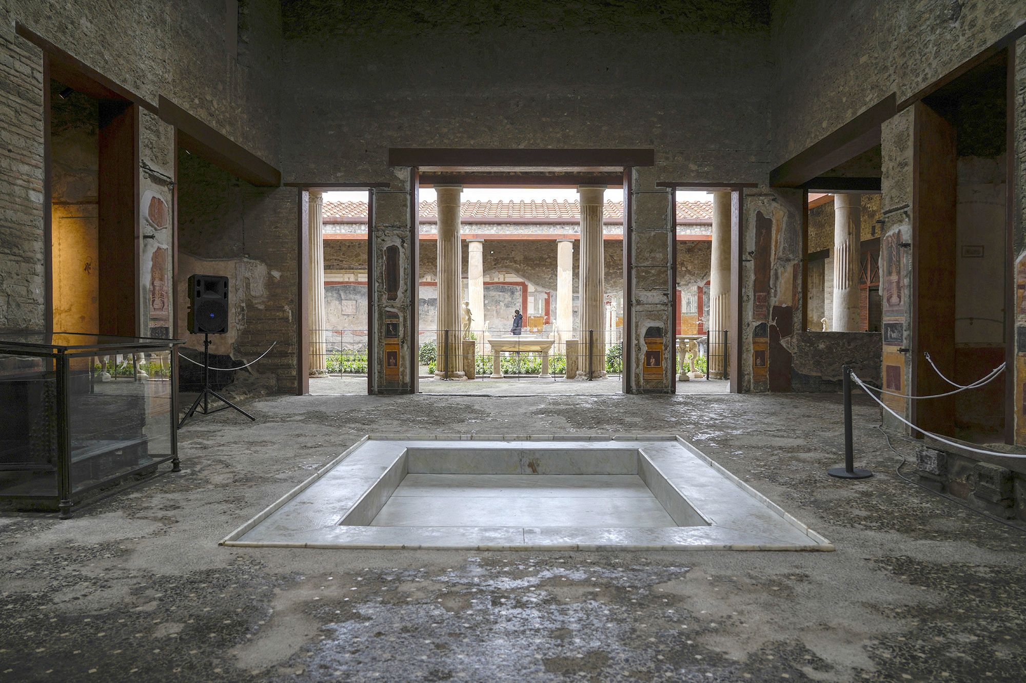 <ol><li><p>Has a basin to catch water located in the middle of the room</p></li><li><p>Axial symmetry</p></li><li><p>All light came from the courtyard in the middle</p></li><li><p>Served as a vacation home for the Vettii family</p></li><li><p>67-79 C.E.</p></li></ol><p></p>
