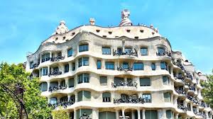 <p><span style="font-family: Gisha, sans-serif;">Antoní Gaudí en Barcelona.</span></p><p class="MsoListParagraphCxSpMiddle"><span style="font-family: Gisha, sans-serif;">Lo tiene curvas (no líneas rectas).</span></p><p class="MsoListParagraphCxSpMiddle"><span style="font-family: Gisha, sans-serif;">Inspirada en las líneas orgánicas naturaleza (Superoriginal)</span></p>