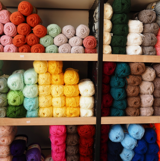 <p><strong>続</strong></p><p>Words:</p><p>続く　つづく　To continue　</p><p>連続　れんぞく　Continuation</p>