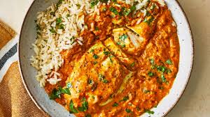 <p>Elle Goûte</p><p>elle goûte son curry après l’avoir préparé</p>