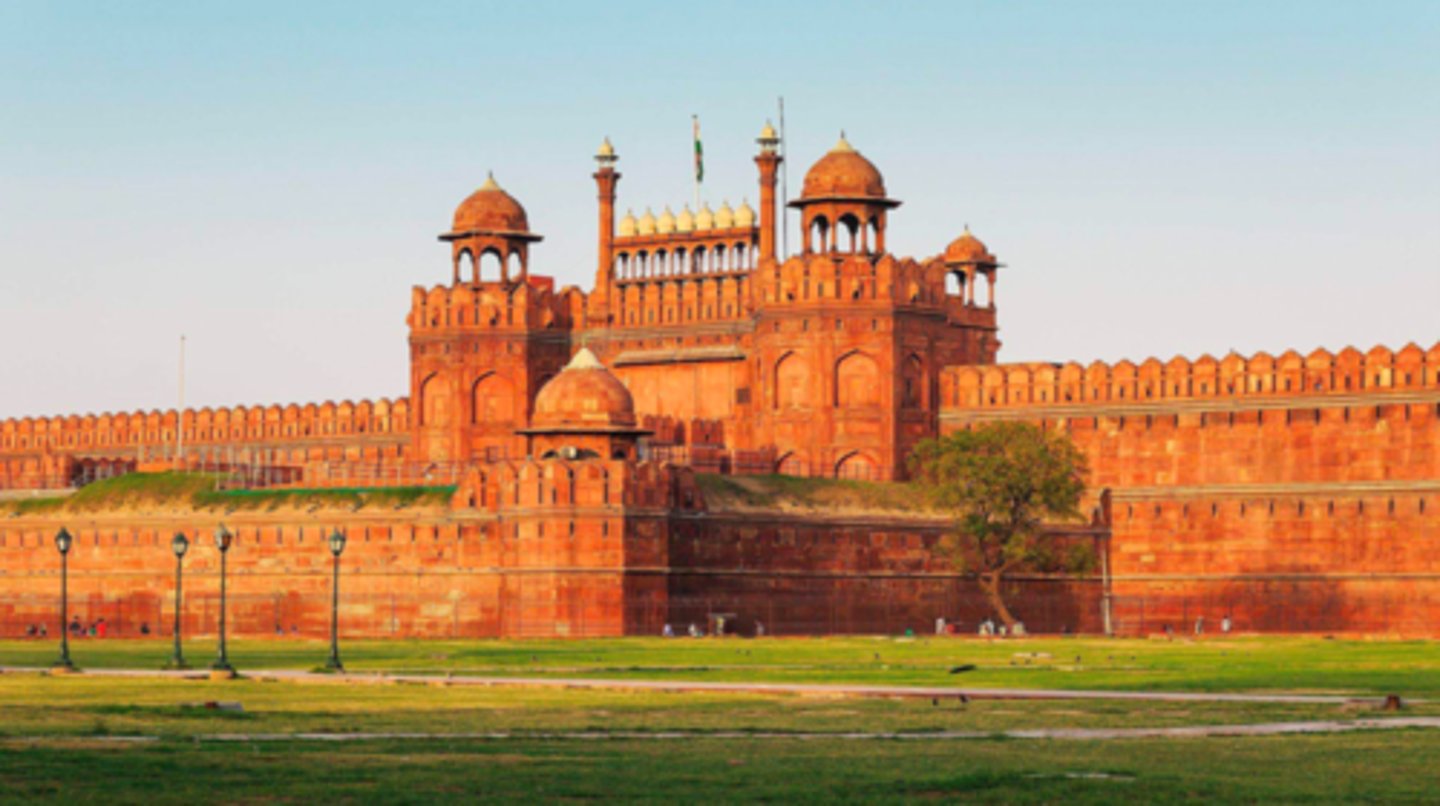 <p>In the city of Delhi, it served as the main residence of the Mughal emperors. Commissioned by Emperor Shah Jahan in 1639 and is an example of monumental architecture.</p>