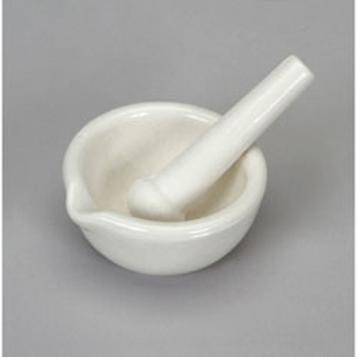 <p>Porcelain, used to grind crystals or lumpy chemicals into powder.</p>