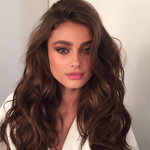 <p><span>brown hair</span></p>