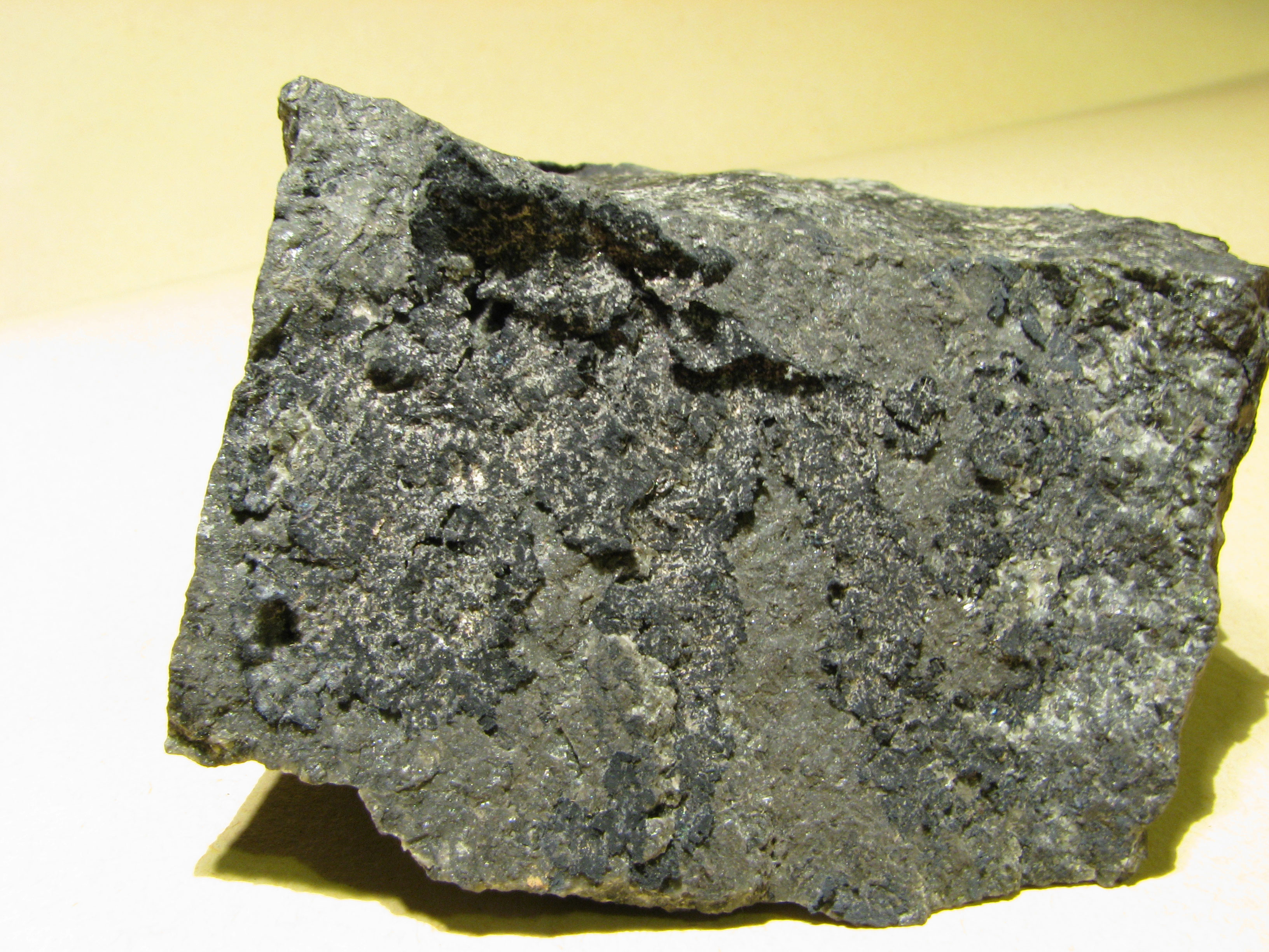 <p>ELEMENTI NATIVI: METALLICI: Gruppo Oro:</p><p><strong>Ar</strong></p><ul><li><p>solitamente in raggruppamenti dendritici, origine idrotermali, eccellente conduttore, ottima riflessione</p></li></ul><p></p>