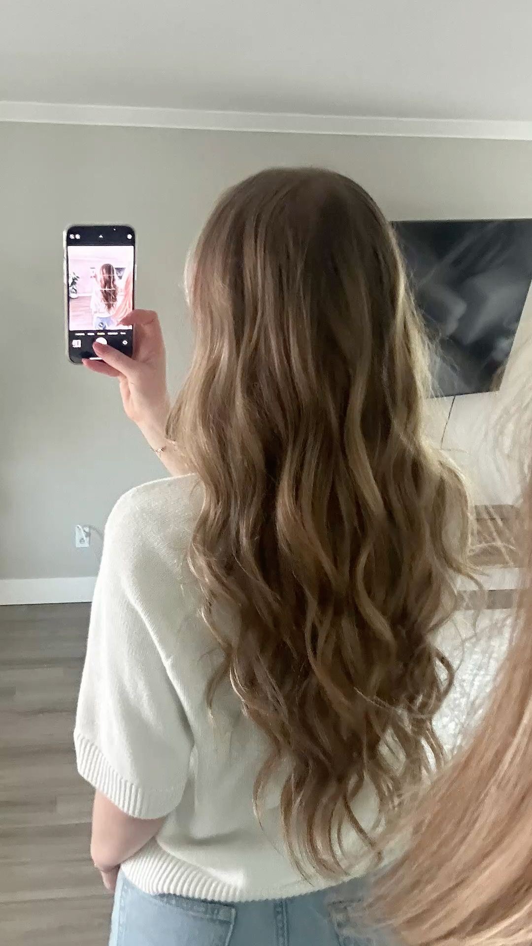 <p>wavy hair </p>