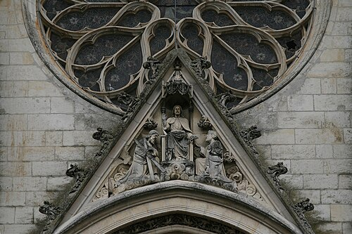 <p><span>Élément architectural consistant en un couronnement de forme triangulaire souvent ajouré et orné, qui coiffe l'arc d'une </span>voûte<span> ou d'une </span>baie </p>