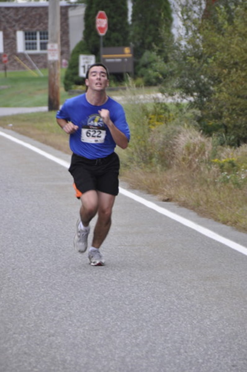 <p>v. cố gắng, phấn đấu</p>