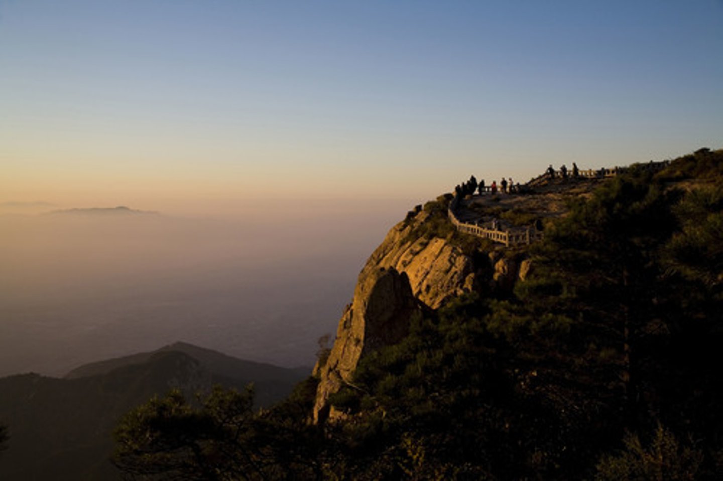 <p>Tài shān (Taishan Mountain)</p>