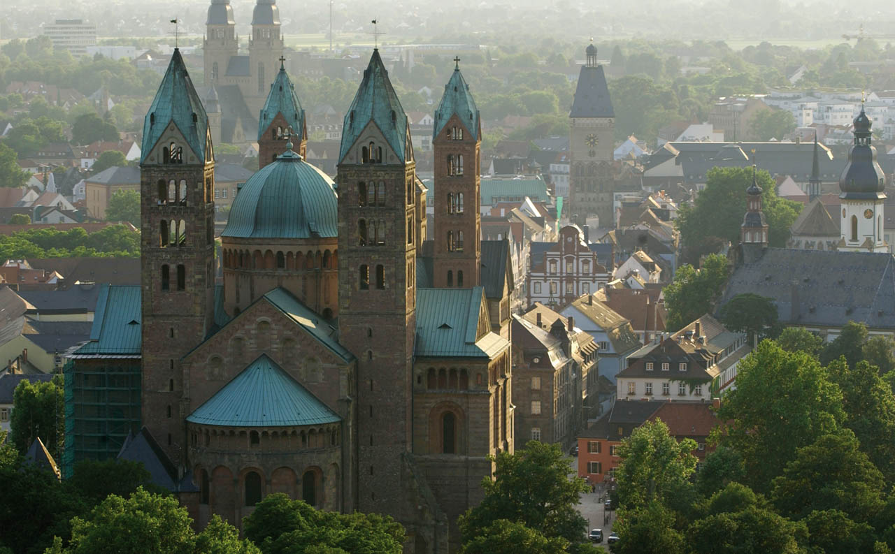 <ul><li><p>german</p></li><li><p>westwerk imposant</p></li><li><p>contains 4 tours et 2 domes</p></li><li><p>burned and rebuilt multiple times</p></li><li><p>plutot rectangulaire</p></li><li><p>134m long + 33m tall in nef + 37m large.</p></li><li><p>east tower = 71.2m, western tower= 65.6m</p></li><li><p>12 eglise roman a cologne:</p><ul><li><p>saint marie du capitole (choer+ transept en trèfle, otto tardive)</p></li><li><p>l’eglise saint-apôtre (also trefle)</p></li><li><p>basilque saint→géréon (biggest dome deurope)</p></li><li><p>saint-Cunibert</p></li></ul></li></ul><p></p>
