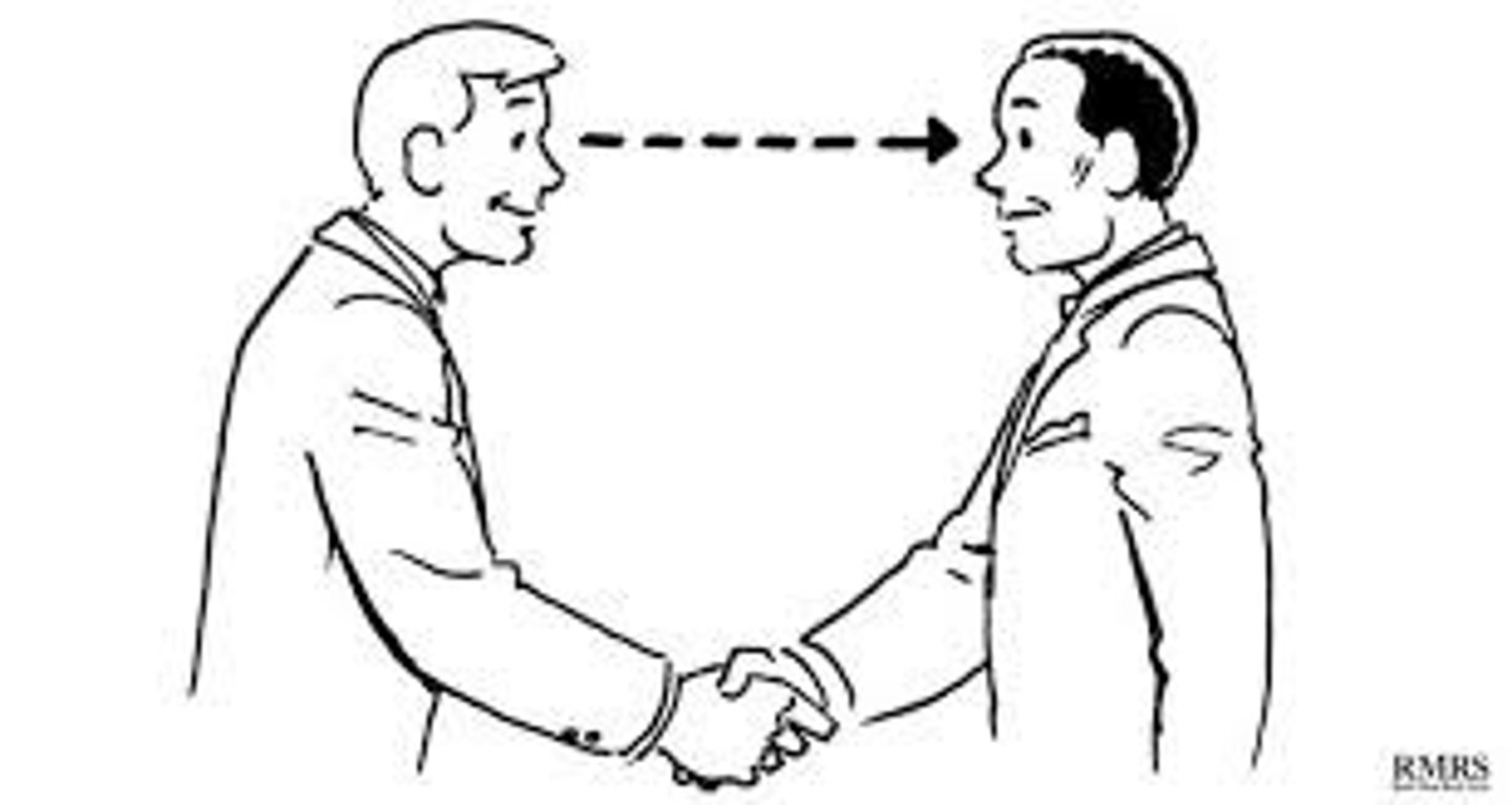 <p>duy trì giao tiếp bằng mắt với ai</p>