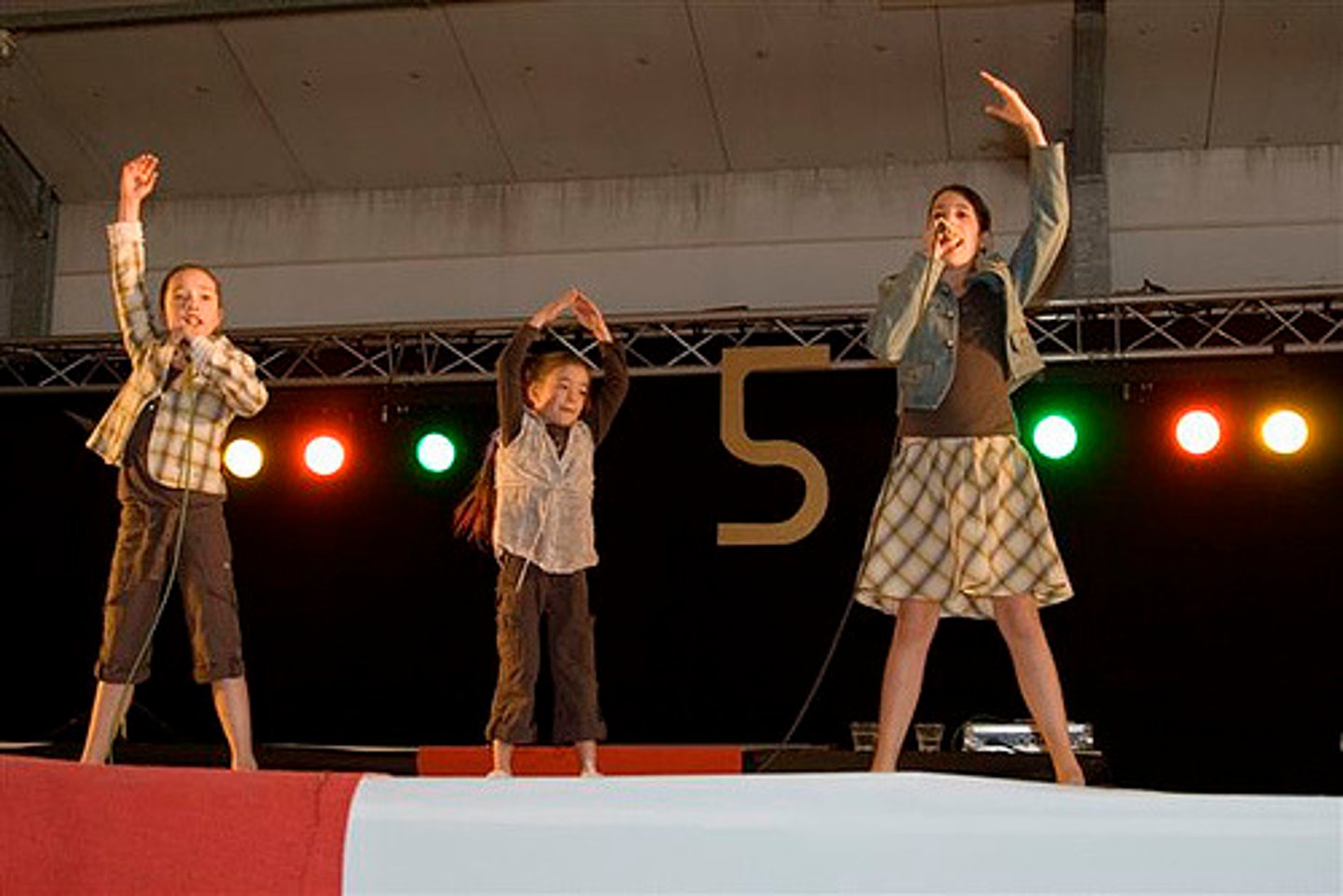 <p>виступати</p>