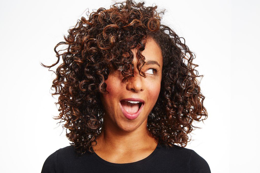 <p><span>curled hair</span></p>