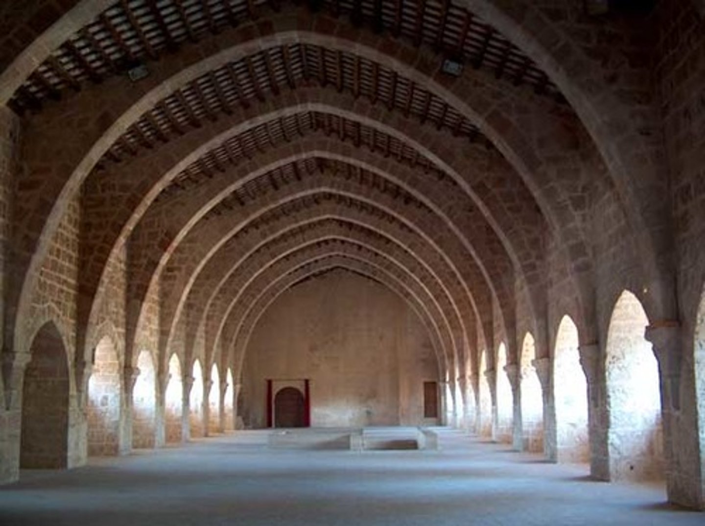 <p>Limite la partie inférieure d'un mur diaphragme. Mur intérieur et transversal d'une église aux deux faces dégagées, habituellement percée d'une ou de deux baies pour l'alléger.</p>