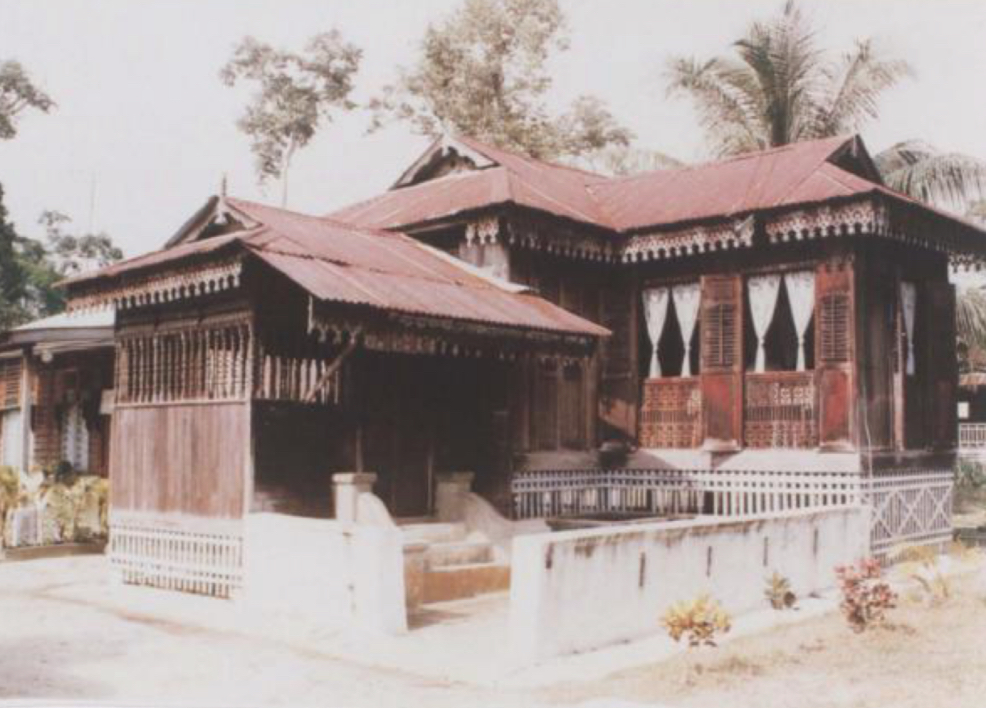 <p><span>Influenced by Bugis architecture with staggered gabled ends, large side openings, decoration on top of gable ends, Anjung (entrance hall) at the side of the front house, timber pillars buried deep into the soil</span></p><p></p>