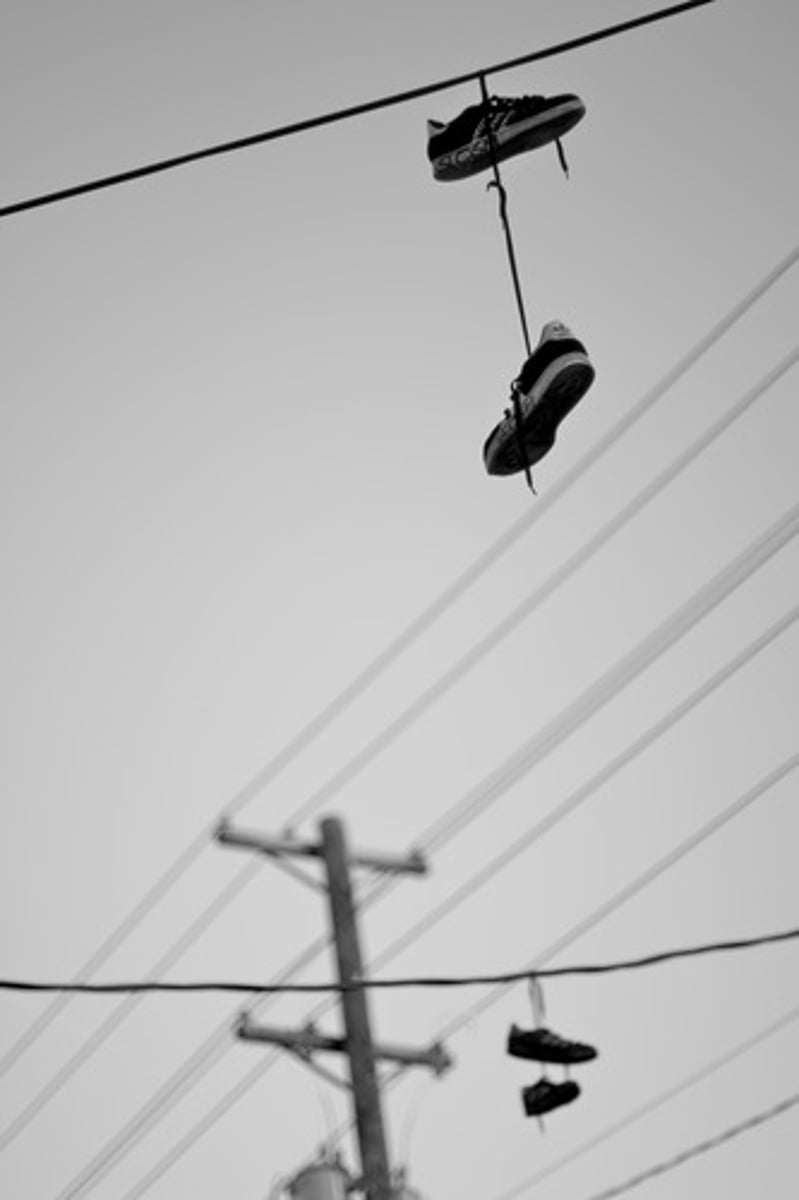 <p>v.悬(浮),挂;暂停,取消;推迟</p>