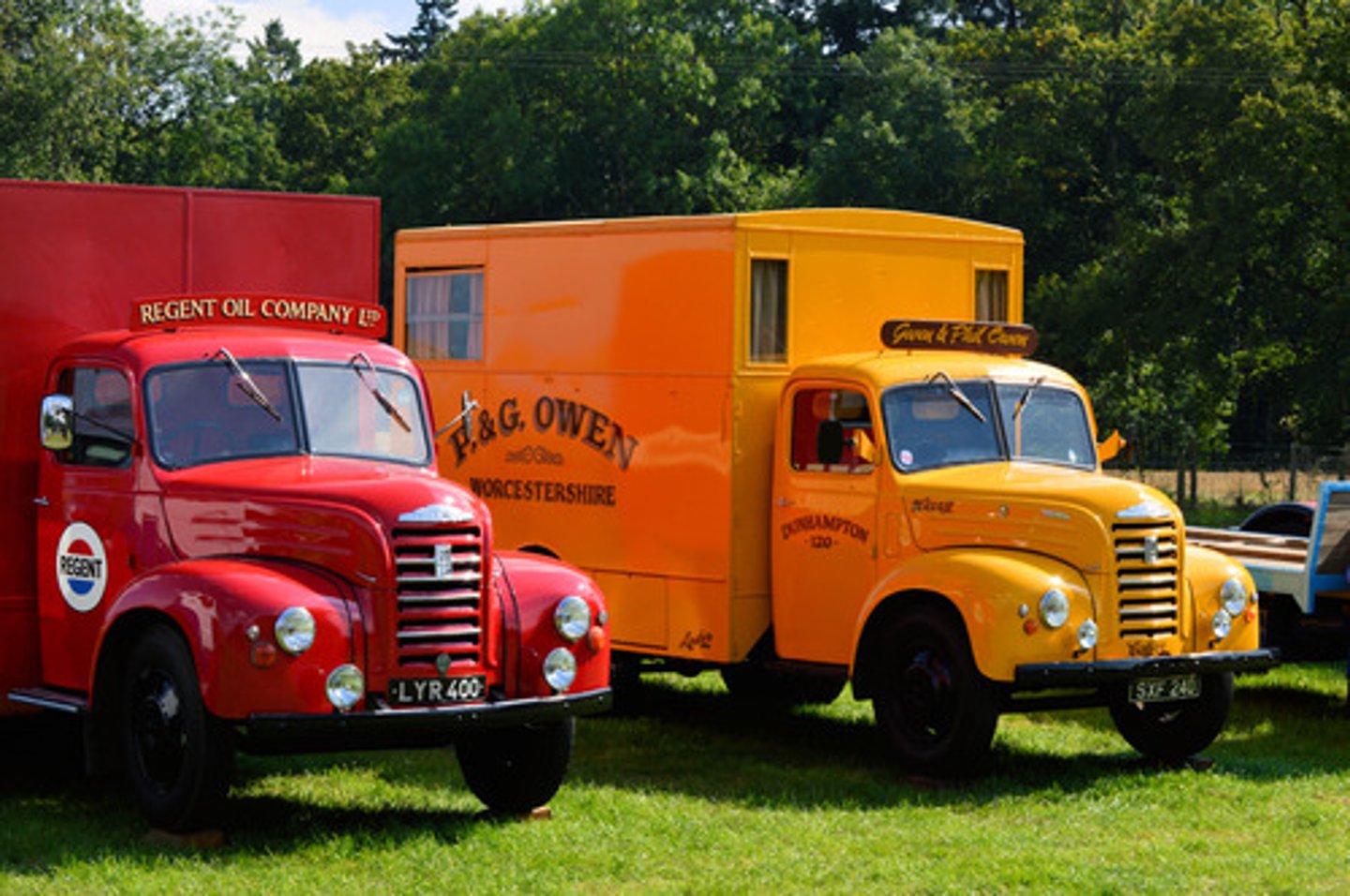 <p>những chiếc xe tải</p>