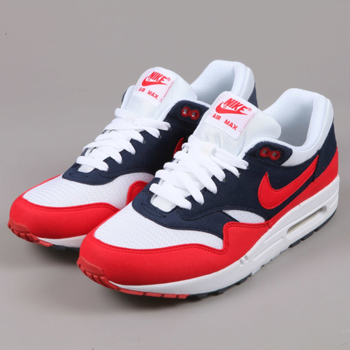 <p>sneakers (n)</p>