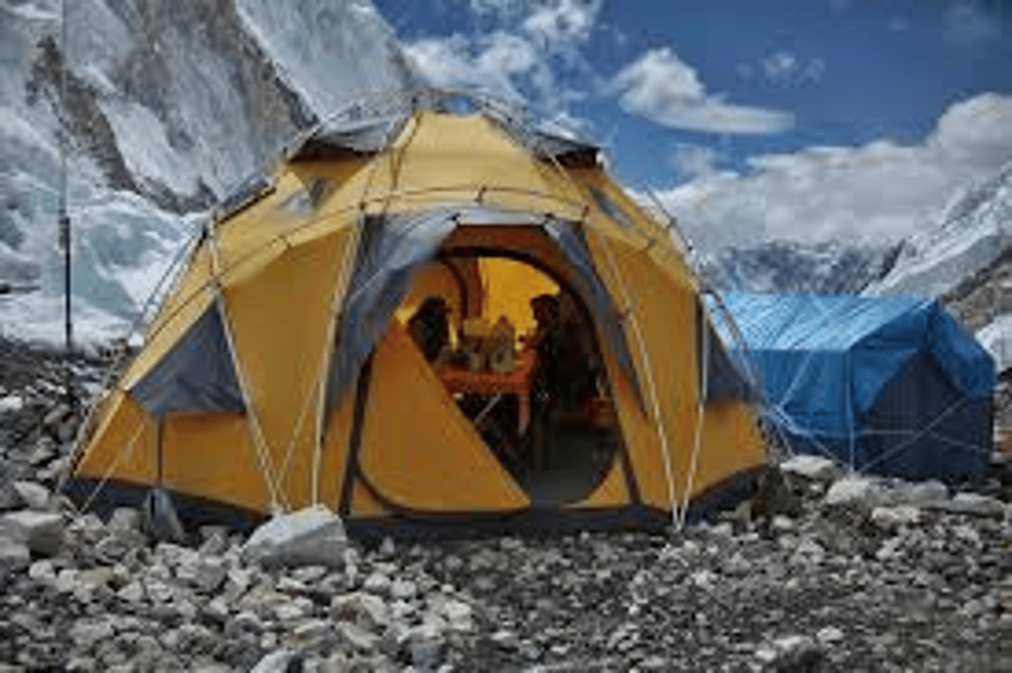 <p>to camp, to go camping</p>
