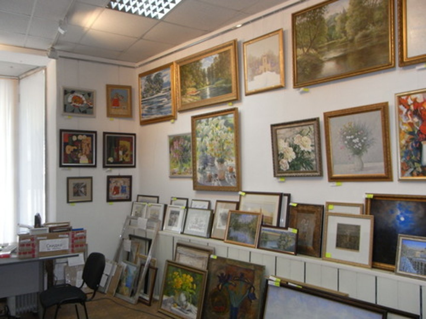 <p>a building where works of art are exhibited: phòng trưng bày nghệ thuật</p>