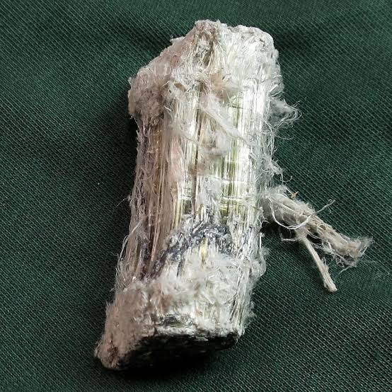 <p>Mineral habit which grows in long, thin, hair-like crystals</p>