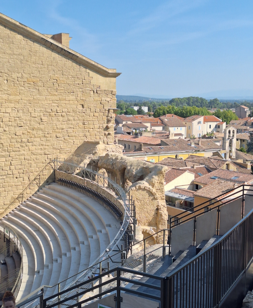 <p>in zweischaliges Mauerwerk mit einer äußeren und inneren, aus Quadern gemauerten Schale und Gussmauerwerk:‘‘Schalenmauerwerk mit Gusskern‘‘</p><p></p>