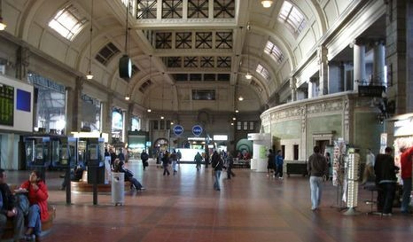 <p>A large open area inside a public building, especially an airport or train station.</p>