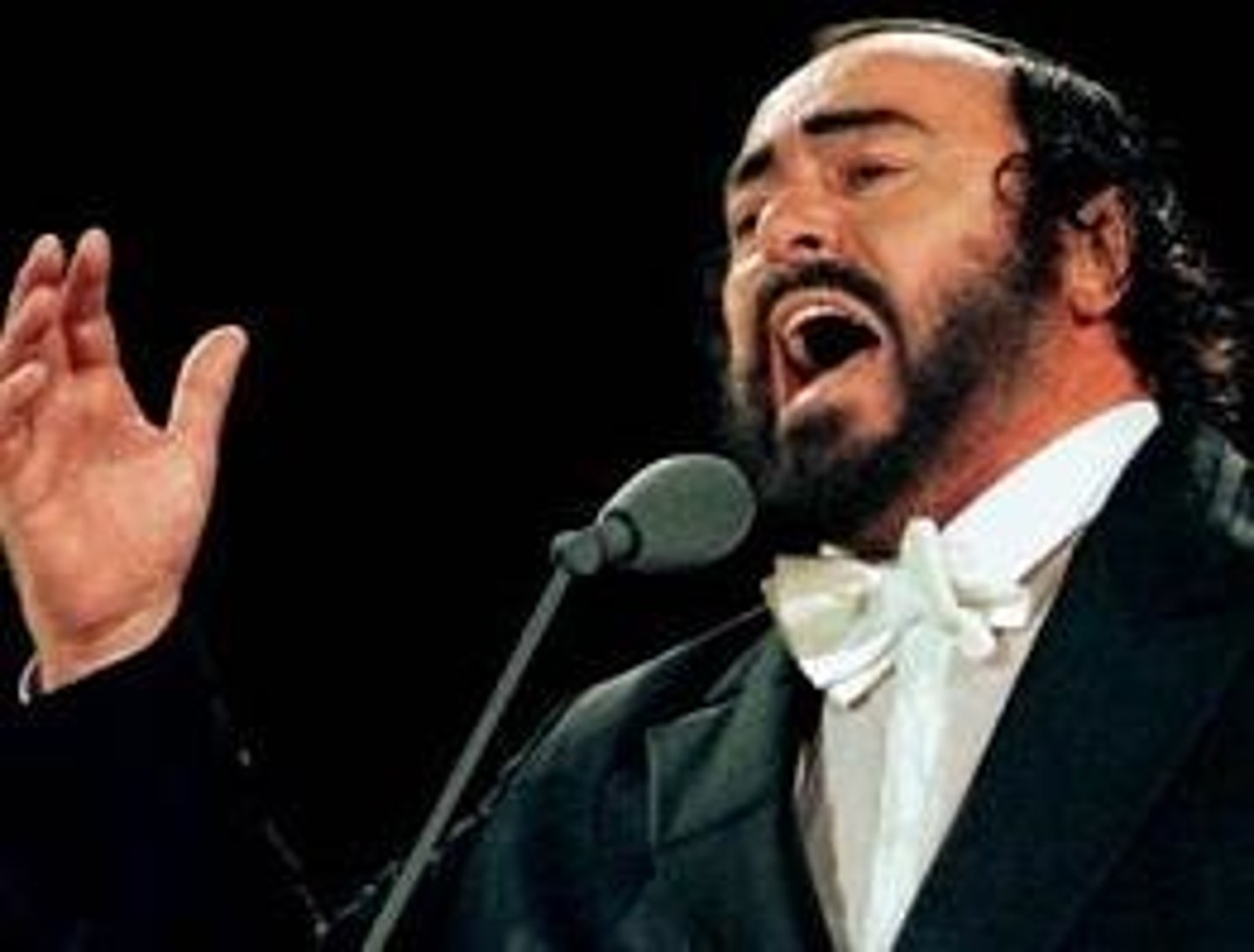 <p>a loud, deep, and resonant voice that conveys authority, power, and presence (giọng nói vang dội)</p><p>ex: Effective leadership within multifaceted organizations often necessitates a ... to command unwavering attention during crises.</p>