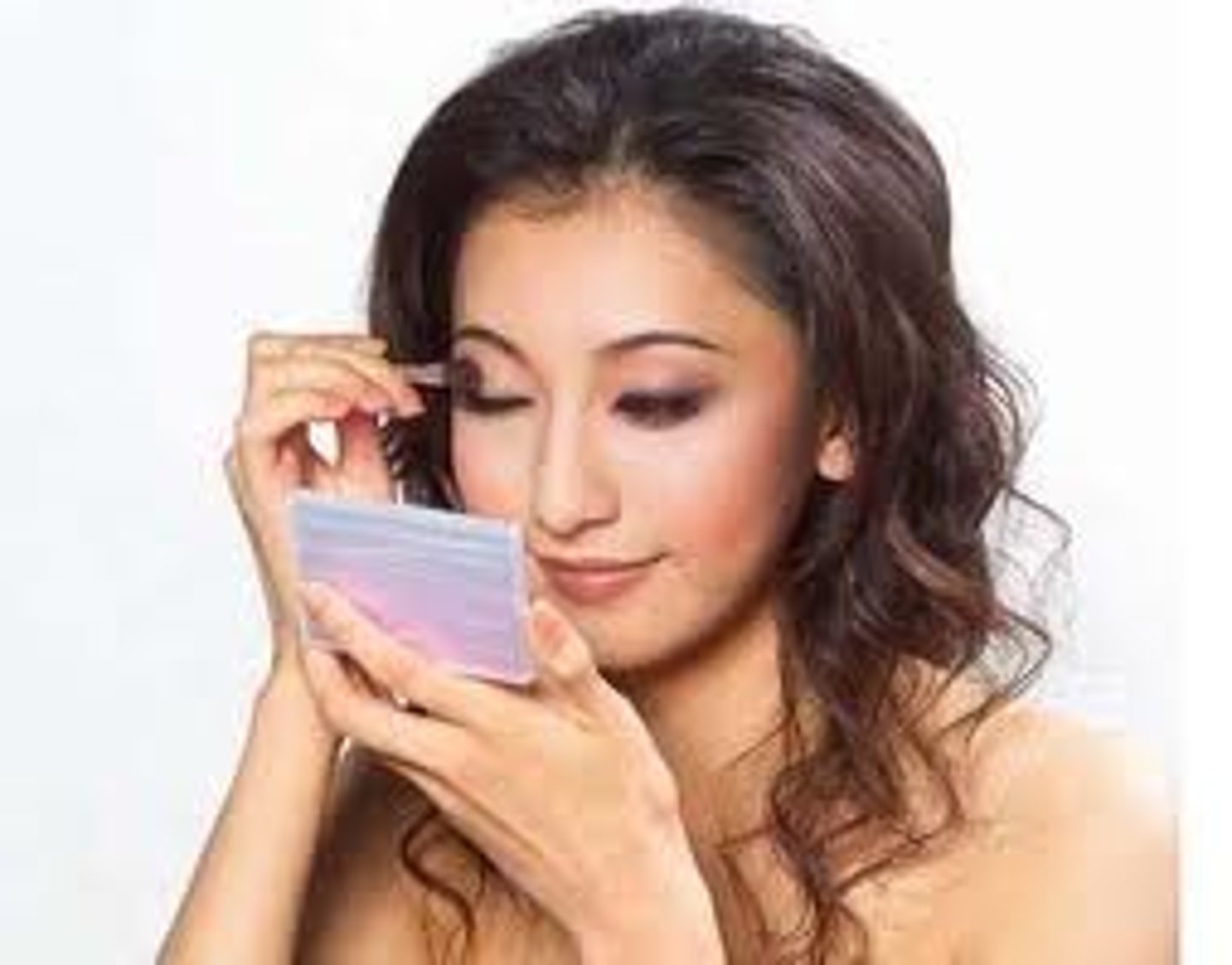 <p>You put makeup on yourself. (Tú)</p>