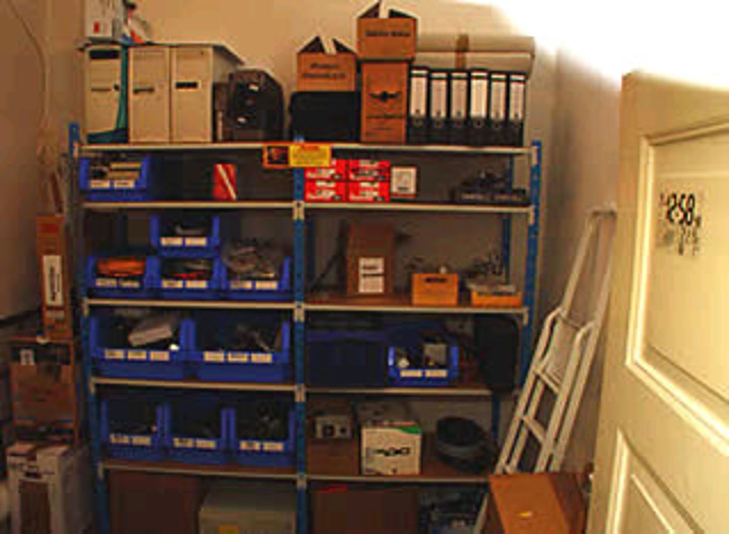 <p>(n) kho lưu trữ</p>