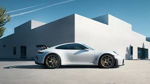 <p>What’s the difference between a Porsche 992 and 911 gt3?</p>