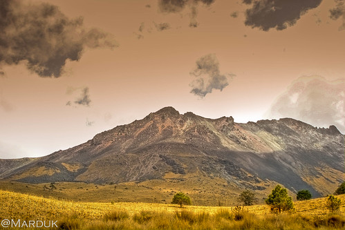 Tierra muy alta con pico en las nubes