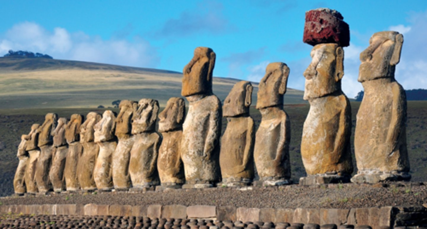 <p>linear arrangement of stones or upright parallel standing stones</p>