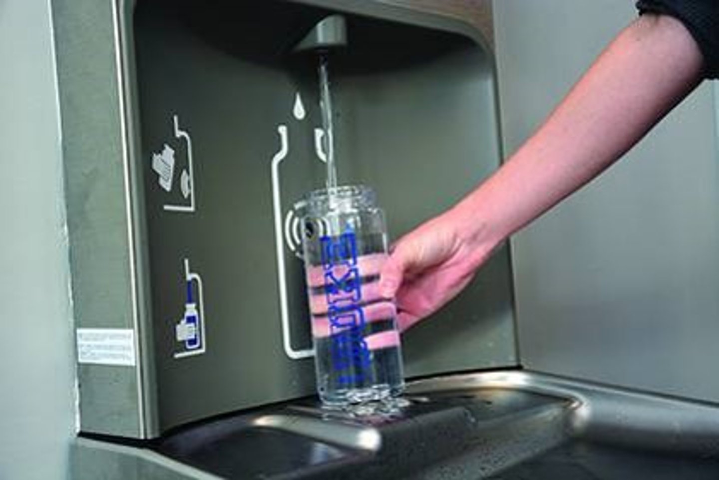 <p>có thể làm đầy lại (I prefer using refillable water bottles for sustainability.)</p>