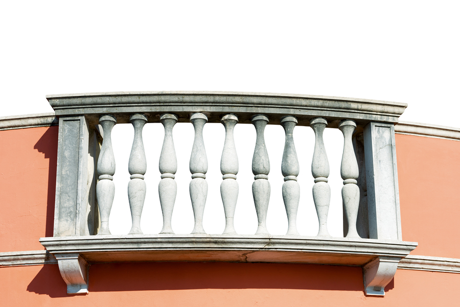 <p>EN: A set of posts or a screen to prevent people from falling over the edge of stair or a balcony, often with a wooden, metal, or stone bar on top</p><p class="has-focus"></p><p class="has-focus is-empty">IT: Balaustra</p>