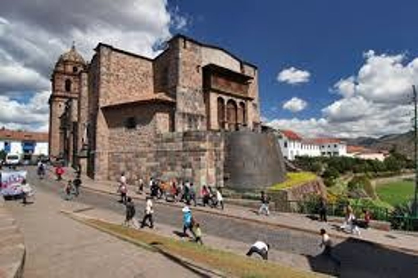 <p>compared to older cities , colonial cities typically contain wider streets and public squares, lager houses, surrounded by gardens, and much lower density</p>