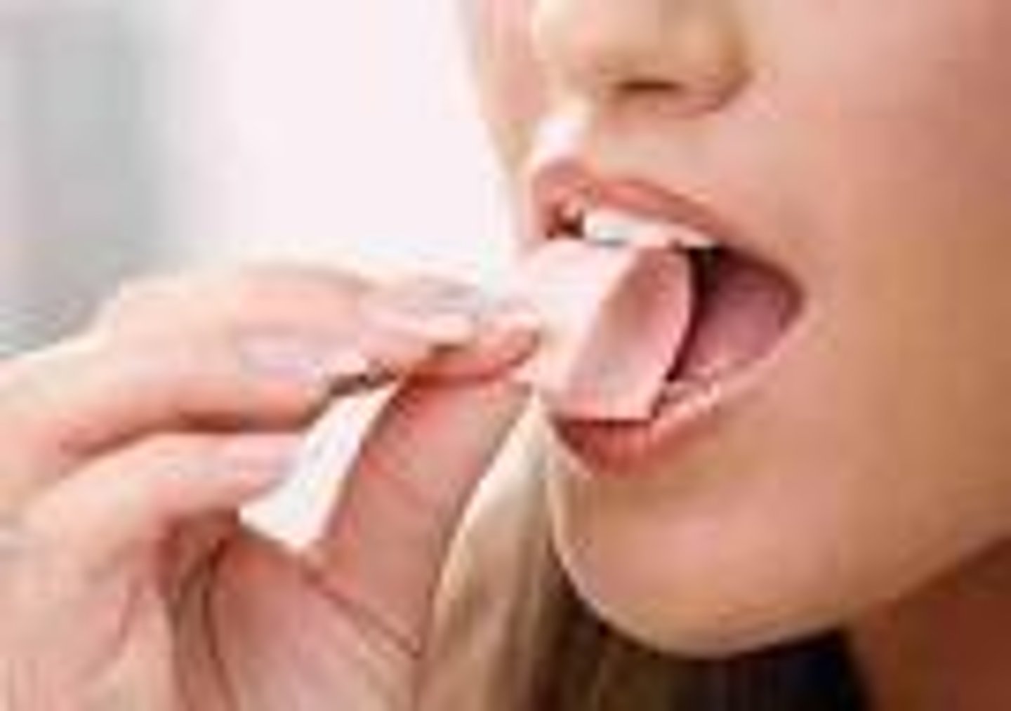 <p>to chew gum</p>