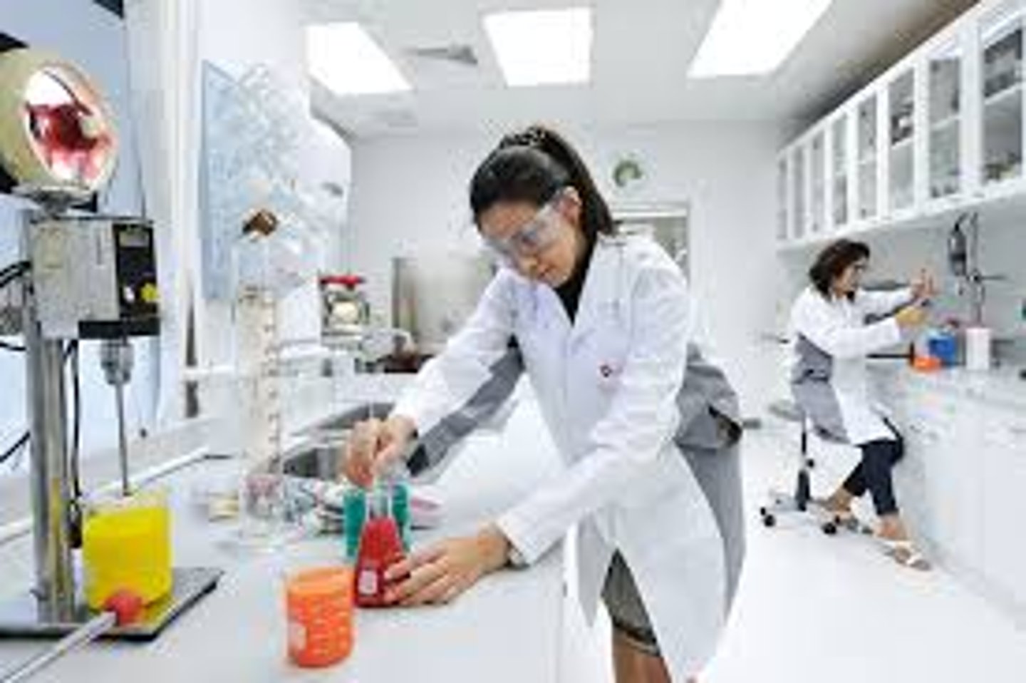 <p>/ləˈbɒr.ə.tər.i</p><p>phòng thí nghiệm</p><p>research ___________</p>