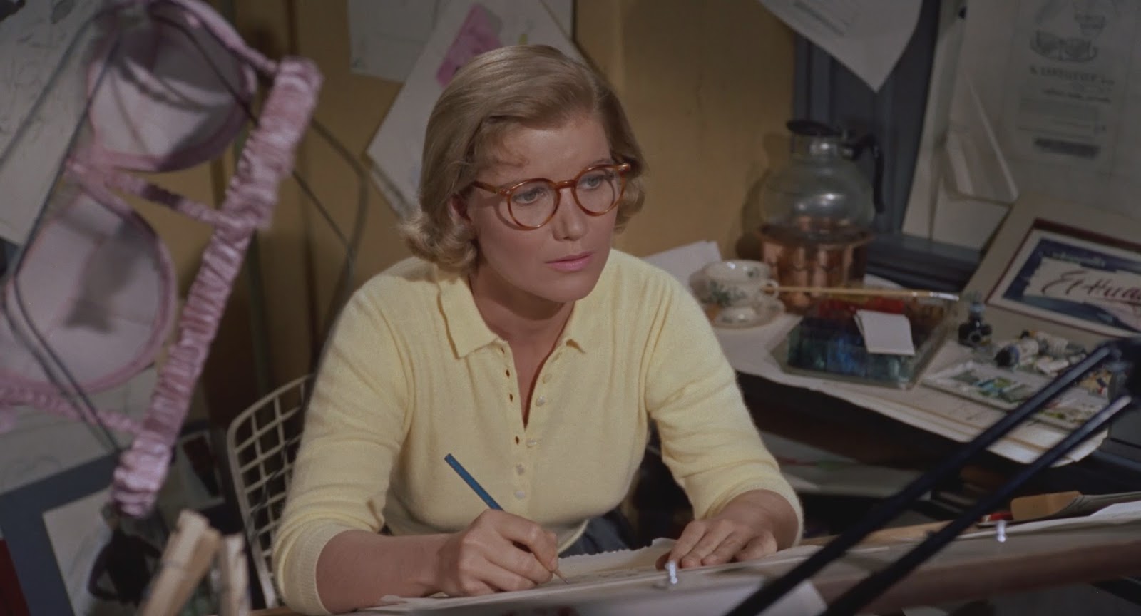 <p><span>Who plays Marjorie "Midge" Wood in </span><em>Vertigo </em><span>(1958)?</span></p>