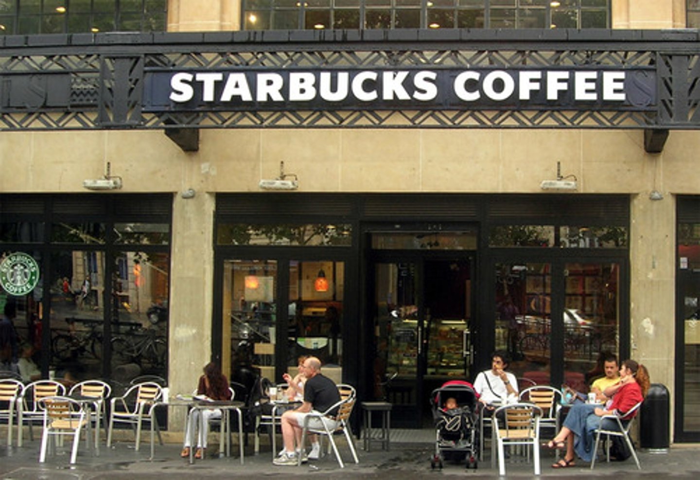 <p>(n) quán cà phê, quán ăn tự phục vụ (= cafeteria)</p>